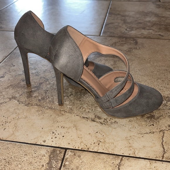 JOURNEE Collection ZEERA style grey suede high heel shoe size 8 - Picture 5 of 10
